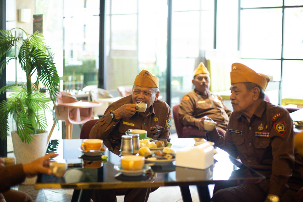 Rayakan HUT RI EXCOTEL Design Hotel Surabaya Gandeng LVRI, Ajak Veteran Meracik Wedang Jawi