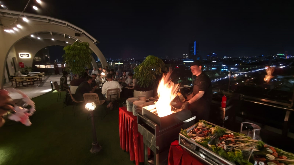 Cari Tempat Nongkrong di Surabaya? Coba Sunset BBQ dari Rooftop