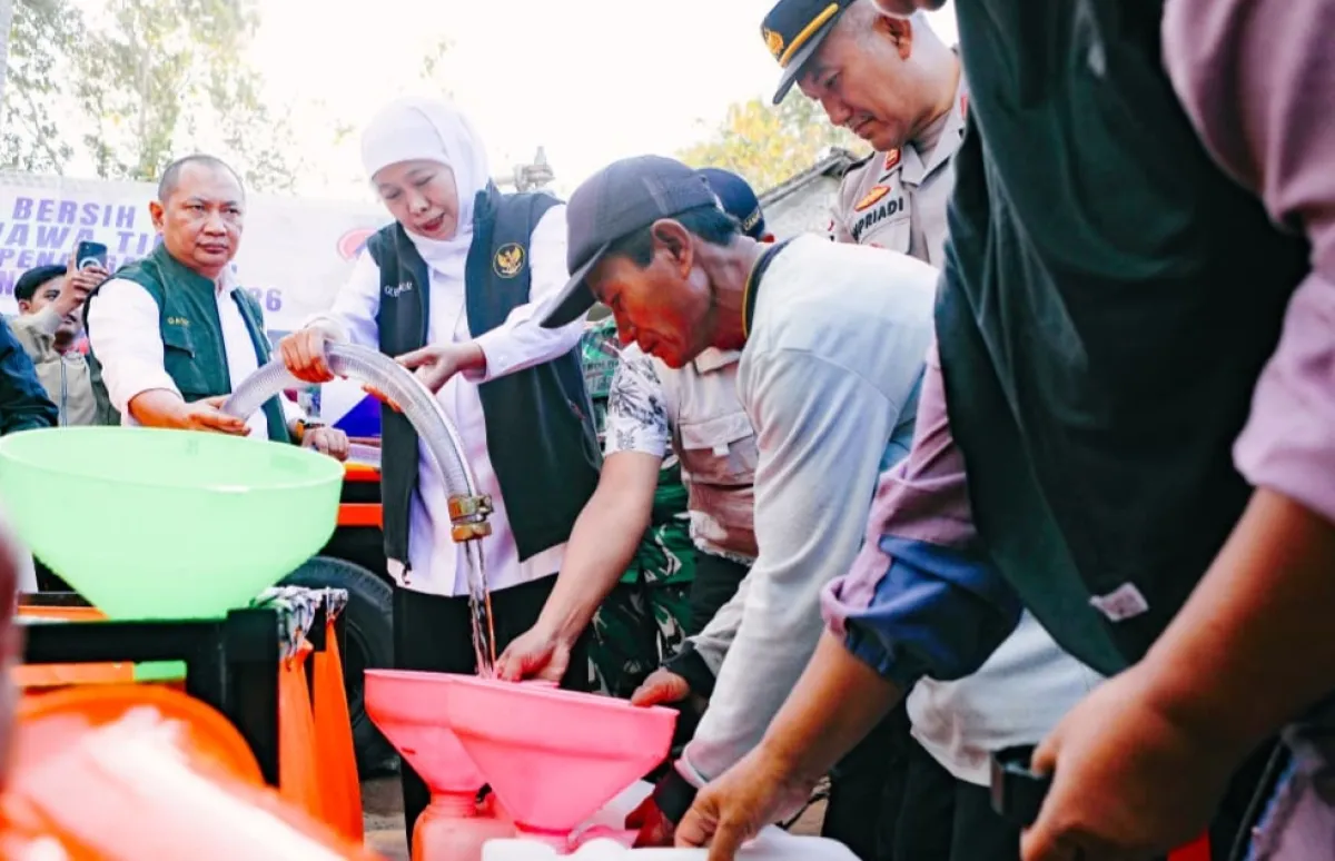 Gubernur Khofifah Salurkan Bantuan 120 Rit Air Bersih untuk Masyarakat Kabupaten Blitar, Bantu 38.270 Keluarga Terdampak