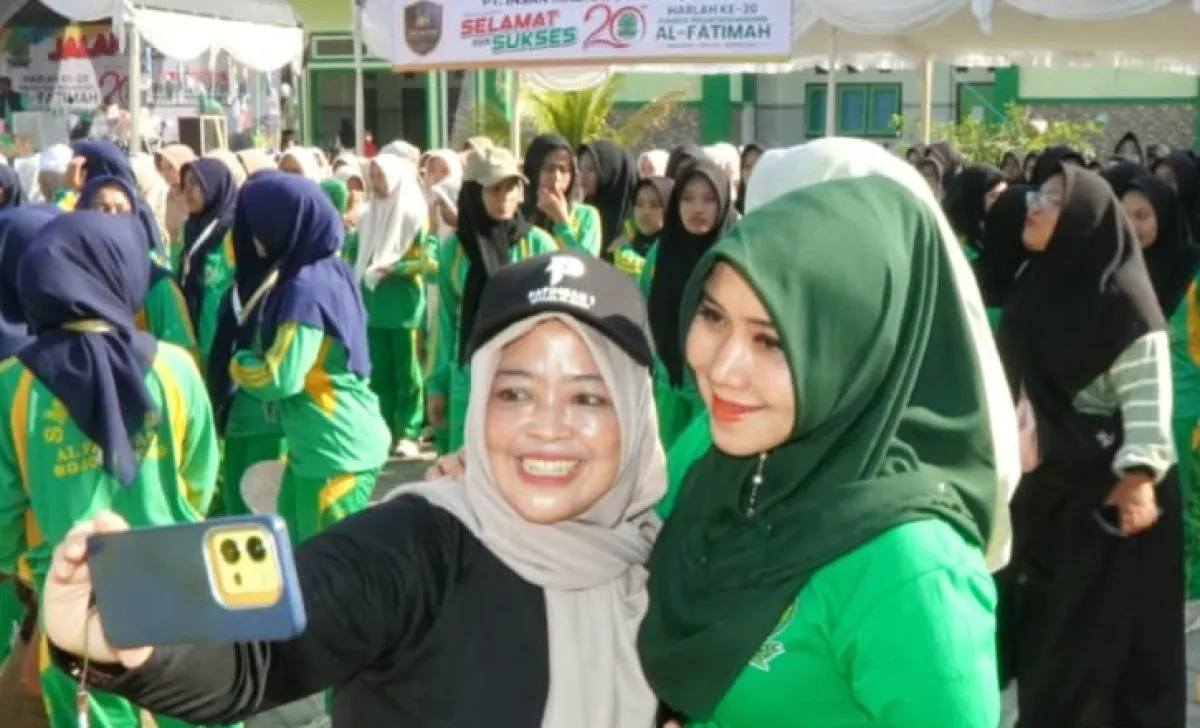 Senator Idola Gen Z, Santri dan Guru Al Fatimah Berebut Foto Bareng Ning Lia