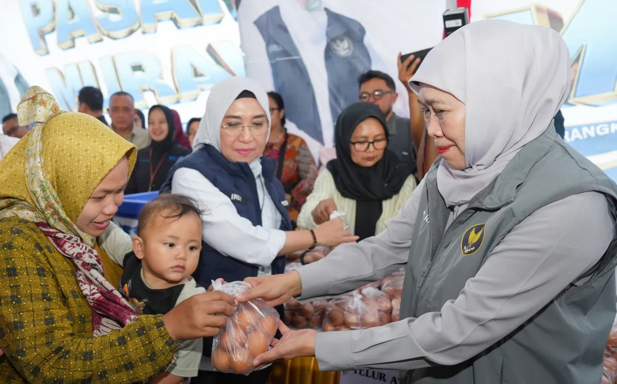 Di Tengah Kemarau Panjang, Gubernur Khofifah Gelar Pasar Murah untuk Ringankan Beban Masyarakat Desa Kedundung Sampang