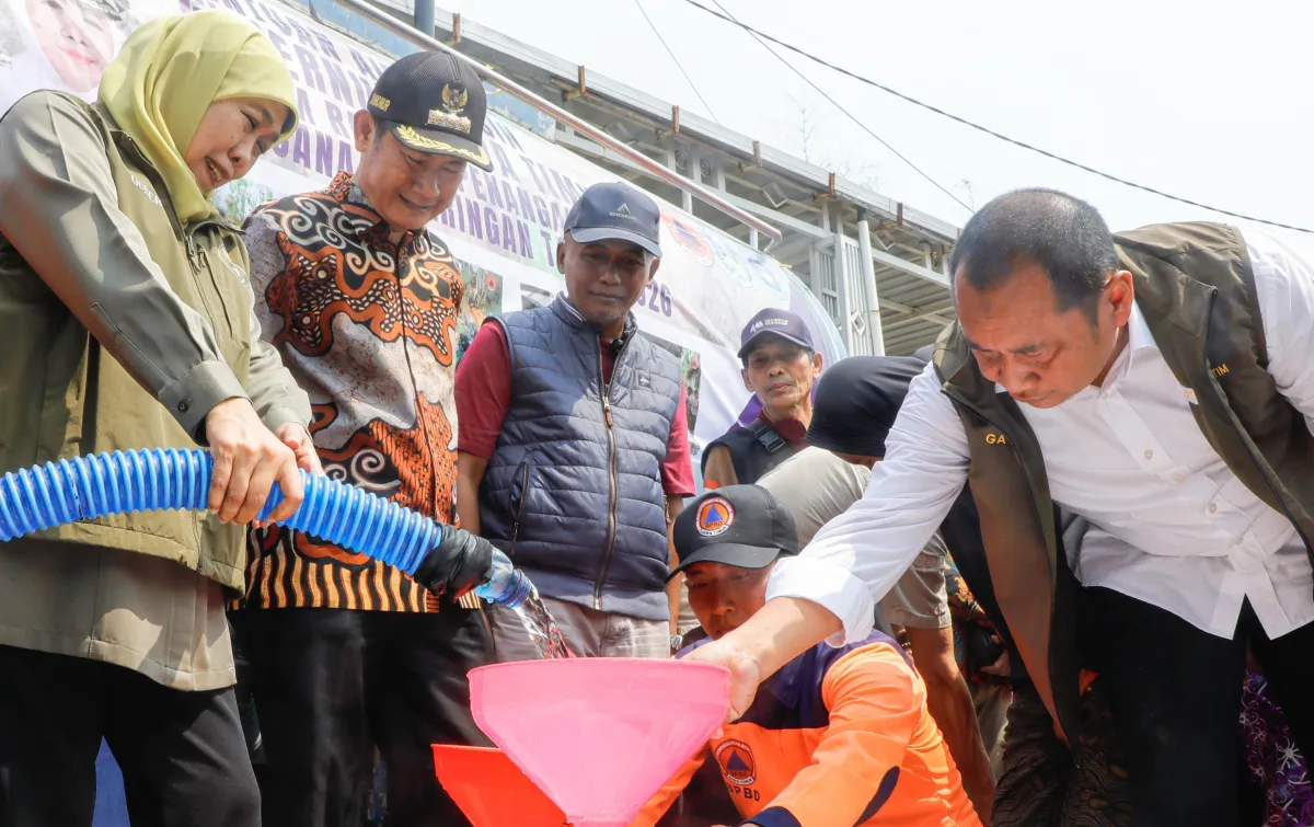 Gerak Cepat, Gubernur Khofifah Turun Langsung Distribusikan Bantuan Air Bersih ke Dusun Bulu Lamongan