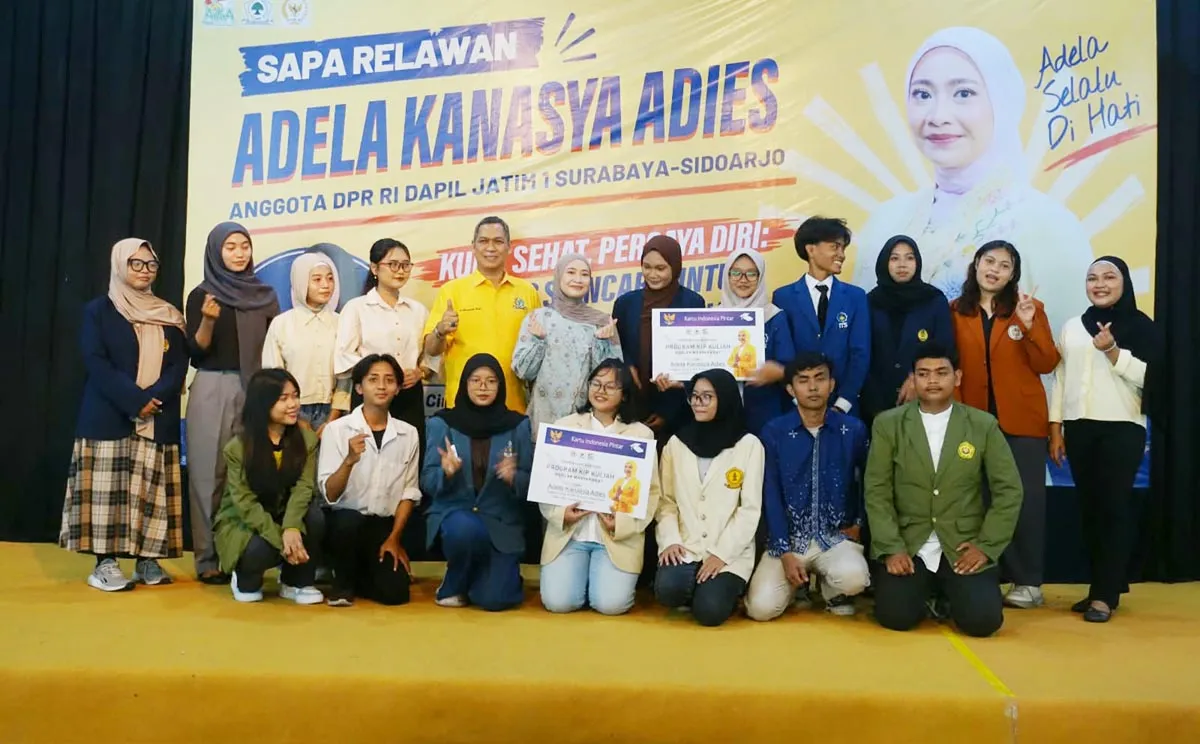 Perluas Akses Kuliah, Anggota DPR Adela Kanasya Bagikan KIP untuk Warga Surabaya
