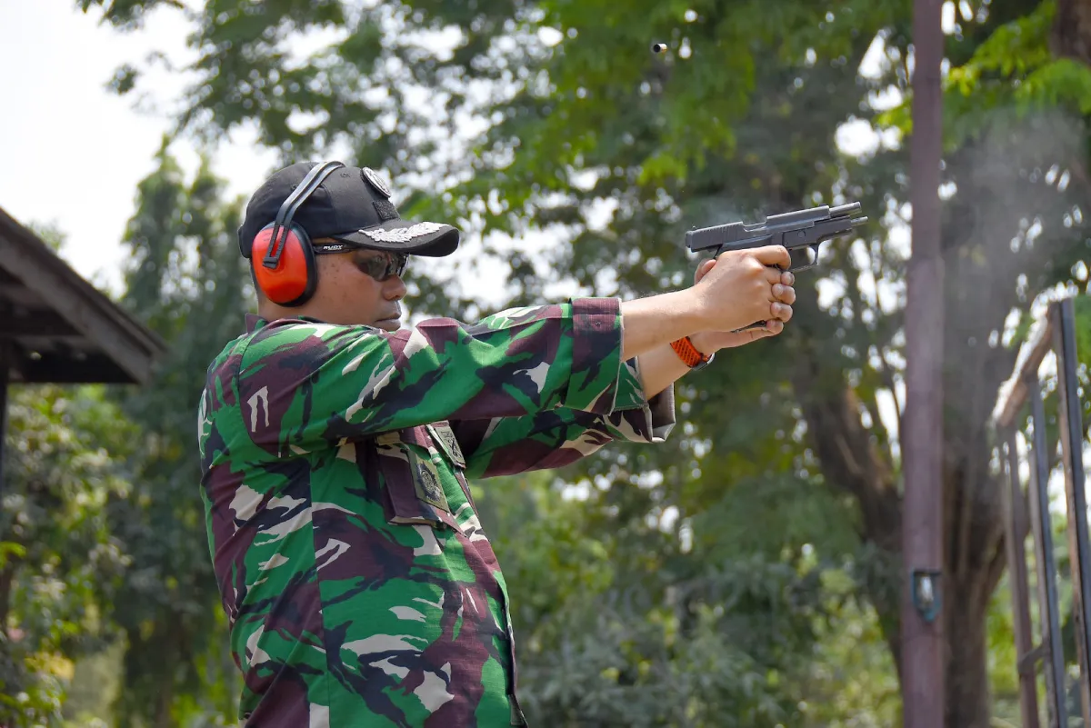 Perwira Brigif 2 Marinir Asah Profesionalisme Lewat Lomba Menembak Pistol