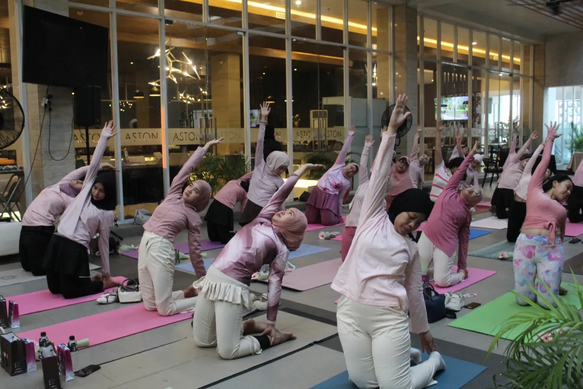 Garden Yoga di Aston Sidoarjo Berlangsung Hangat, 31 Peserta Nikmati Yoga di Ruang Terbuka