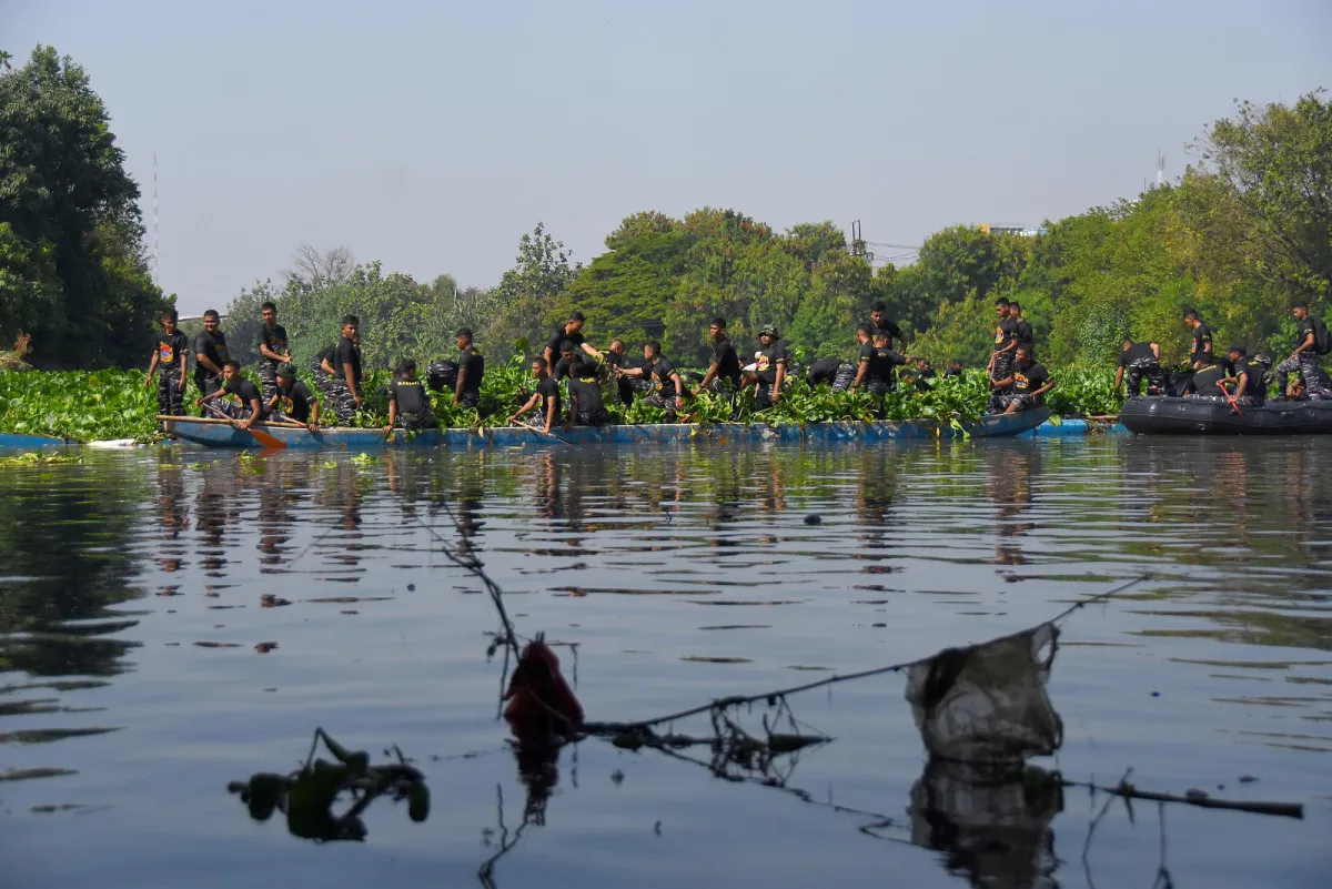 Dalam Rangka HUT TNI, Prajurit Korps Marinir Bersihkan Sungai Rolak Surabaya