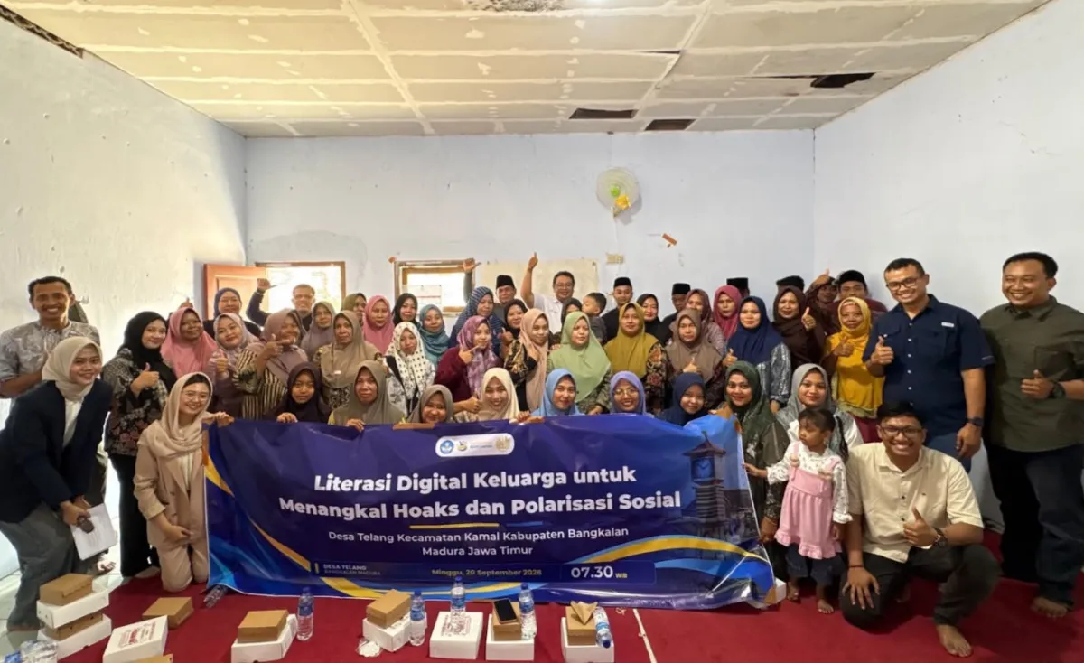 Prodi Ilmu Politik UNESA Gelar PKM Literasi Digital Keluarga untuk Tangkal Hoaks dan Polarisasi Sosial