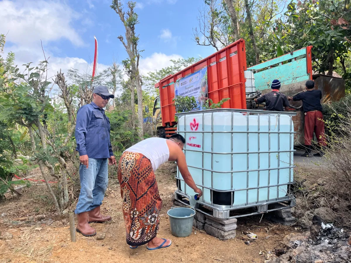 Warga Terdampak Kekeringan di Malang PTPN I (Persero) Regional 5 Salurkan 3.000 Liter Air Bersih per Hari