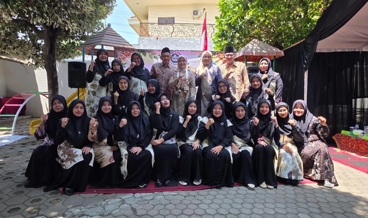 Inovasi Ramah Lingkungan, TK Az-Zahrah Gelar Pameran Batik Eco Print dan Bazar 