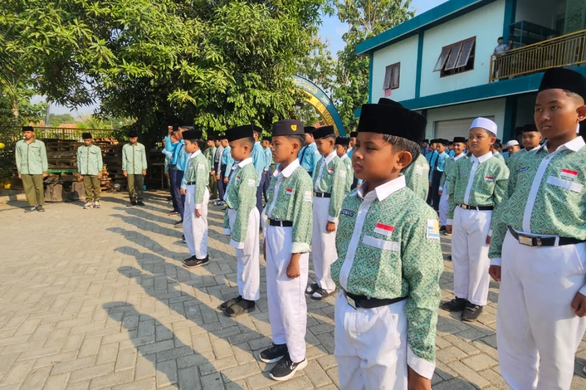 Para Santri Kyai Mudrikah Pamekasan Rayakan Peringatan Hari Kesaktian Pancasila