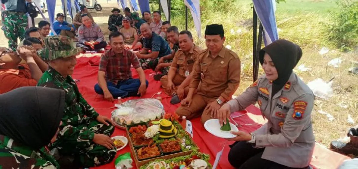 Dalam Rangka HUT ke 81 TNI, Kapolsek Sedati Sidoarjo Beri Kejutan Nasi Tumpeng untuk Koramil