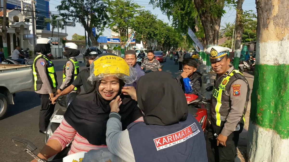 HUT ke 37 Radio Karimata Bagikan Puluhan Helm Gratis kepada Pengendara di Pamekasan