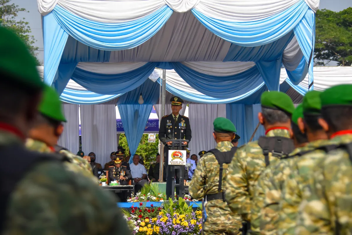 Wadan Brigif 2 Marinir Terima Potongan Tumpeng dari Sekda Kabupaten Sidoarjo  Saat HUT ke 81 TNI di Sidoarjo
