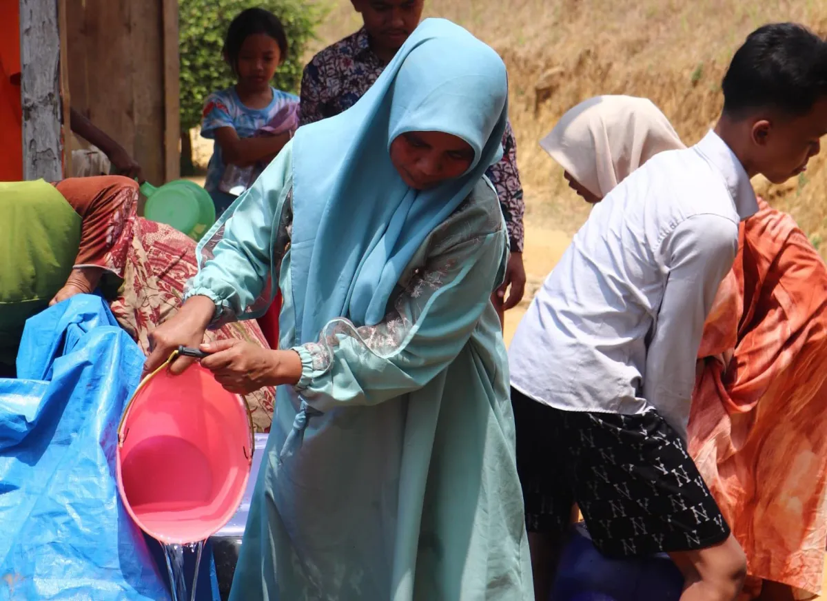 Kekeringan Melanda, HIMASA UTM Salurkan 3.000 Liter Air Bersih ke Warga Olor Sampang
