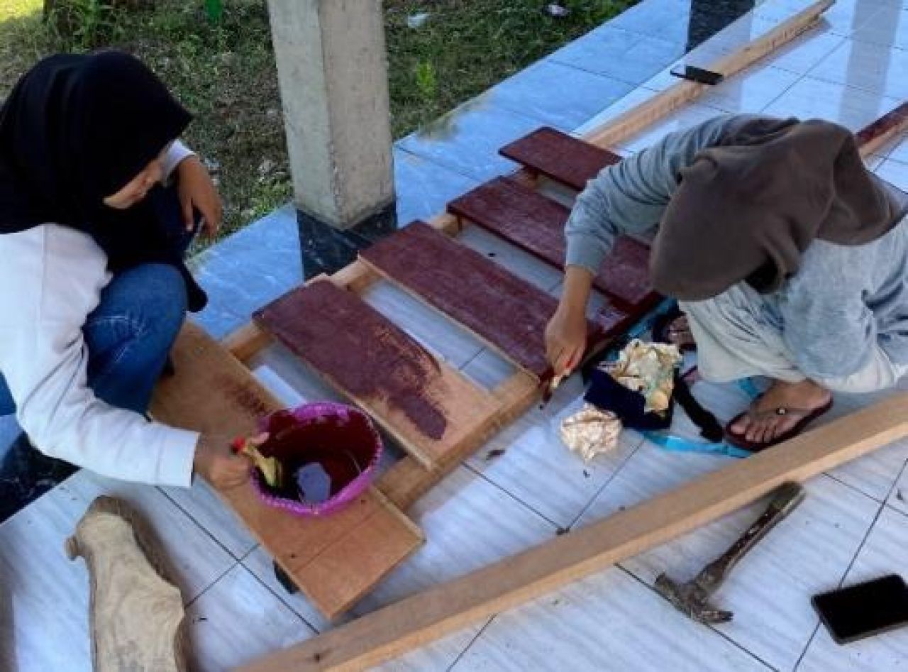 Proses Pembuatan Plang Edukasi oleh Mahasiswa KKN Kelompok 20 (Dok : Mahasiswa KKN Kelompok 20)