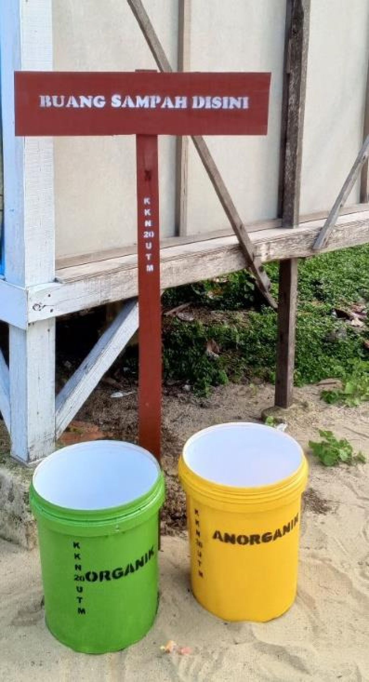 Plang Edukasi dan Tempat Sampah Organik dan Anorganik Hasil Buatan Mahasiswa KKN UTM Kelompok 20 di Pantai Lobuk, Desa Bumianyar (Dok : Mahasiswa KKN Kelompok 20)