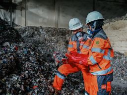 Fasilitas pengolahan limbah dan sampah menjadi bahan bakar alternatif di area green zone Pabrik Narogong, Jawa Barat.