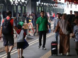 Penumpang kereta api naik dan turun memadati Stasiun Surabaya Gubeng, Selasa (28/1/2025).