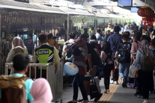 Calon penumpang kereta api memadati Stasiun Surabaya Gubeng, Selasa (28/1/2025).