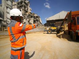 Proses bongkar muat sekam padi di storage area sekam padi di Pabrik Lhoknga, Kabupaten Aceh Besar, Provinsi Aceh.