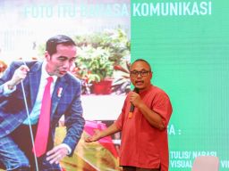 Pada hari pertama, Beawiharta, seorang visual storyteller, membawakan materi bertajuk “Jurnalis Foto dan Pemilu”.