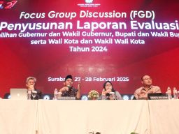 KPU Jatim resmi menutup kegiatan Focus Group Discussion (FGD) Penyusunan Laporan Evaluasi Pemilihan Gubernur dan Wakil Gubernur, Bupati dan Wakil Bupati serta Wali Kota dan Wakil Wali Kota Tahun 2024.