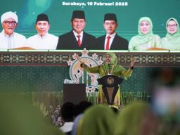 Ketua Umum Pengurus Pusat Muslimat Nahdatul Ulama (NU) Khofifah Indar Parawansa, menyampaikan pidato dalam pembukaan Kongres XVIII Muslimat NU, di Jatim Expo Kota Surabaya, Jawa Timur, Senin (10/2/2025).