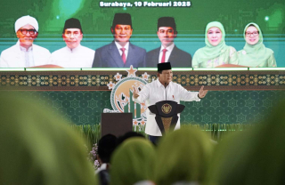 Presiden RI Prabowo Subianto menyampaikan pidato ketika menghadiri pembukaan Kongres XVIII Muslimat NU