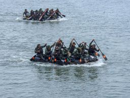 Dua tim atlet dayung perahu karet bersaing ketat dalam Lomba Dayung Pasmar 2.