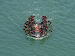 Menempuh jarak 20 kilometer di Selat Madura, dari Patung Monumen Jalaseveva Jaya Mahe menuju Jembatan Suramadu (10 km) dan kembali ke titik start