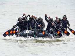 Lomba yang digelar dalam rangka memperingati HUT ke-74 Pasmar 2 tahun 2025 di Selat Madura, Koarmada 2 Ujung, Surabaya, Jawa Timur, pada Rabu (26/2) ini diikuti oleh 19 tim dari berbagai satuan.