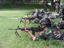 Prajurit menembak senapan panjang dengan sikap tiarap dari jarak 100 Meter ketika mengikuti lomba Pentathlon Regu Tangguh antar Kompi di jajaran Yonif 3 Marinir.