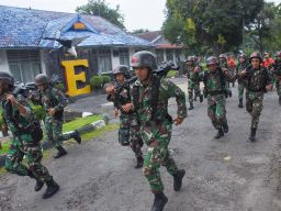 Prajurit menyelesaikan lari sejauh 4 Km ketika mengikuti lomba Pentathlon Regu Tangguh antar Kompi di jajaran Yonif 3 Marinir.