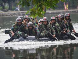 Prajurit mendayung Perahu Karet sejauh 250 Meter ketika mengikuti lomba Pentathlon Regu Tangguh antar Kompi di jajaran Yonif 3 Marinir.