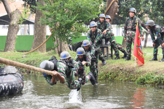 Prajurit merayap tali sepanjang 25 meter ketika mengikuti lomba Pentathlon Regu Tangguh antar Kompi di jajaran Yonif 3 Marinir.