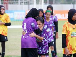 Tim KU 12 SDN Kalirungkut I/264 meluapkan kegembiraan usai menjuarai sepak bola putri di laga MilkLife Soccer Challenge Surabaya 2025