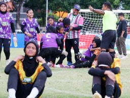 Tim KU 12 SDN Kalirungkut I/264 meluapkan kegembiraan usai menjuarai sepak bola putri di laga MilkLife Soccer Challenge Surabaya 2025