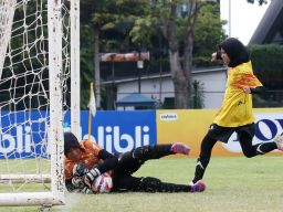 Kiper tim KU 12 SDN Kalirungkut I/264 berhasil menangkal serangan SD Al Islah dalam laga MilkLife Soccer Challenge Surabaya 2025, di Stadion Bogowonto, Surabaya