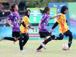 Partai final MilkLife Soccer Challenge - Surabaya 2025 yang tersaji di Stadion Bogowonto, Minggu (23/2) berlangsung sengit