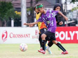 Tim KU 12 SDN Kalirungkut I/264 berebut bola dengan SD Al Islah di laga MilkLife Soccer Challenge Surabaya 2025