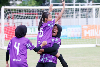 Tim KU 12 SDN Kalirungkut I/264 melakukan selebrasi usai menjuarai sepak bola putri di laga MilkLife Soccer Challenge Surabaya 2025, di Stadion Bogowonto, Surabaya