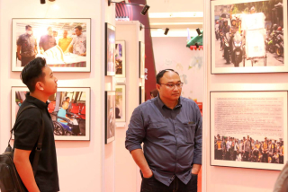 Anggota KPU Provinsi Jawa Timur Eka Wisnu Wardhana Mengati foto di Pameran Foto && Karikatur Pilkada Serentak 2024