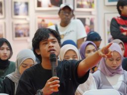 Peserta antusias melemparkan pertanyaan dalam pelatihan "Optimasi SEO Fotografi" di Royal Plaza Surabaya