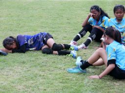 Salah satu tim sepak bola putri MilkLife Soccer Challenge Surabaya 2025 meluapkan kesedihan usai gagal melajut ke babak selanjutnya