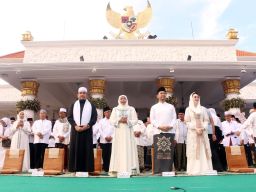 Acara yang digelar di halaman Gedung Negara Grahadi, Jalan Gubernur Suryo Nomor 6, Genteng, Surabaya, pada Minggu (2/3/2025) ini dihadiri oleh berbagai elemen masyarakat, tokoh agama, dan pejabat setempat.