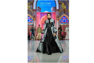 Model memperagakan busana muslim terkini di panggung Muslim Fashion Runway (MUFWAY) 2025 di Pakuwon Mall Surabaya