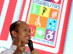 Ekspresi Salman ketika tampil standup comedy dalam peluncuran “Kartu Disabilitas” di Stasiun Gubeng Lama Surabaya, Jawa Timur, pada Jumat, 14 Maret 2025.