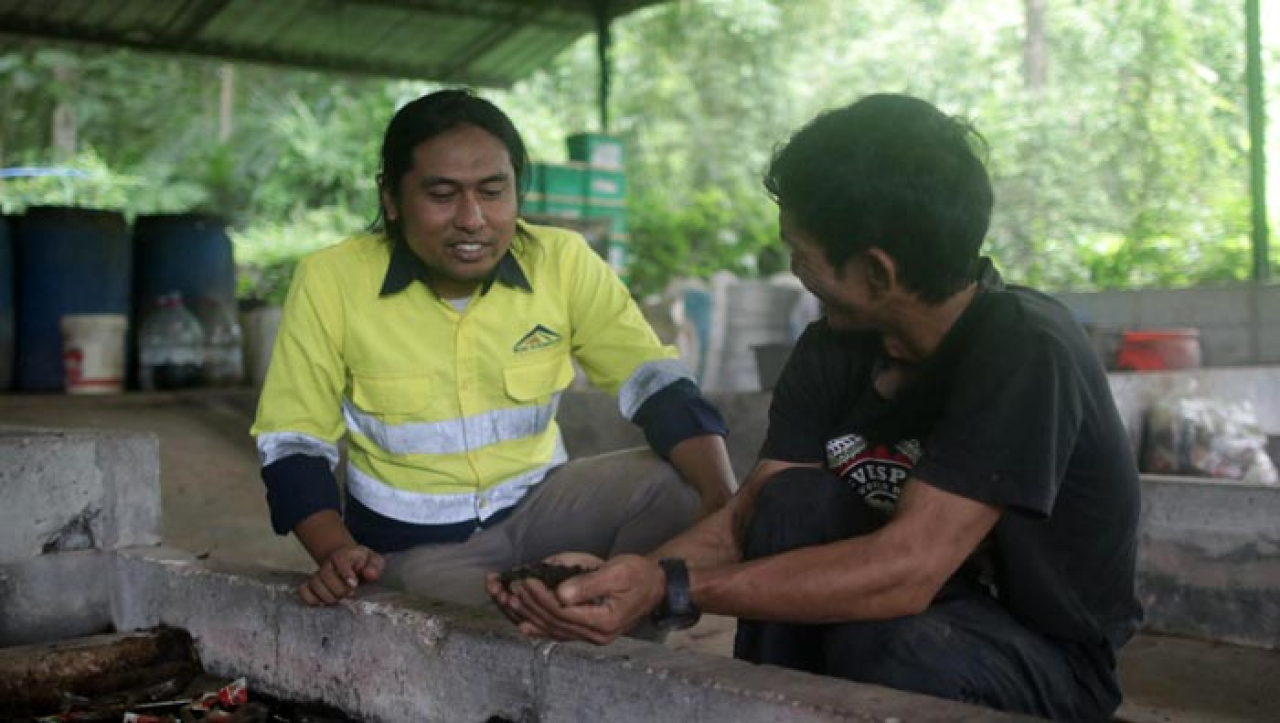 Program pengelolaan sampah domestik yang melibatkan masyarakat lokal di sekitar area operasional perusahaan