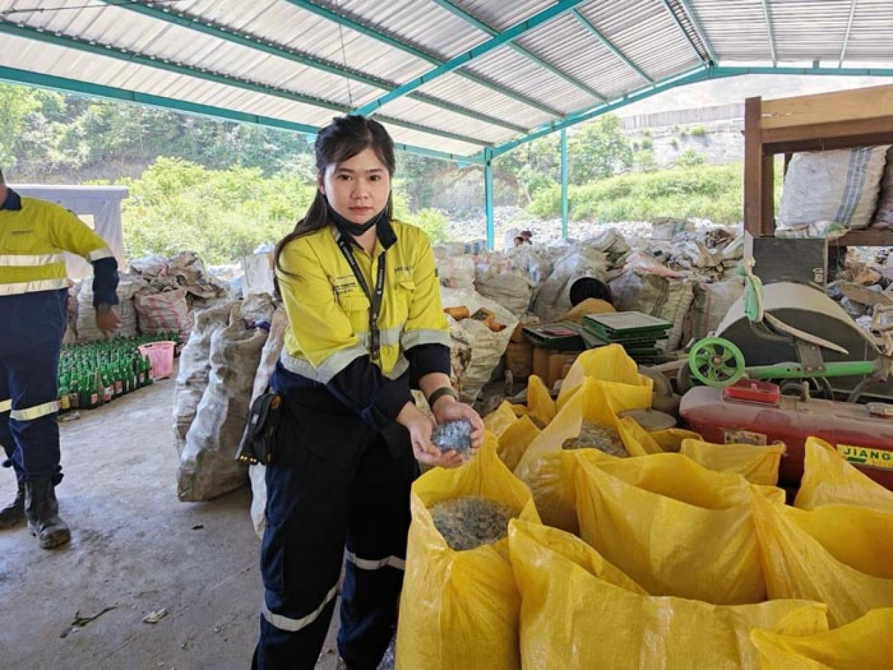 Salah satu bentuk tanggung jawab lingkungan perusahaan adalah dengan menjalankan prosedur pengelolaan sampah domestik sesuai dengan Undang-Undang Republik Indonesia No. 18 Tahun 2008 tentang Pengelolaan Sampah.