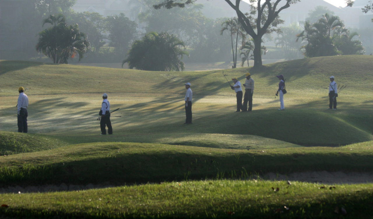 Aktivitas fisik seperti bermain golf tetap bisa dinikmati dengan perencanaan yang tepat. Foto/Eko Suswantoro